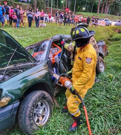Bomberos voluntarios emplearon equipos hidráulicos para rescatar al conductor.