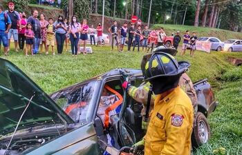 Bomberos voluntarios emplearon equipos hidráulicos para rescatar al conductor.