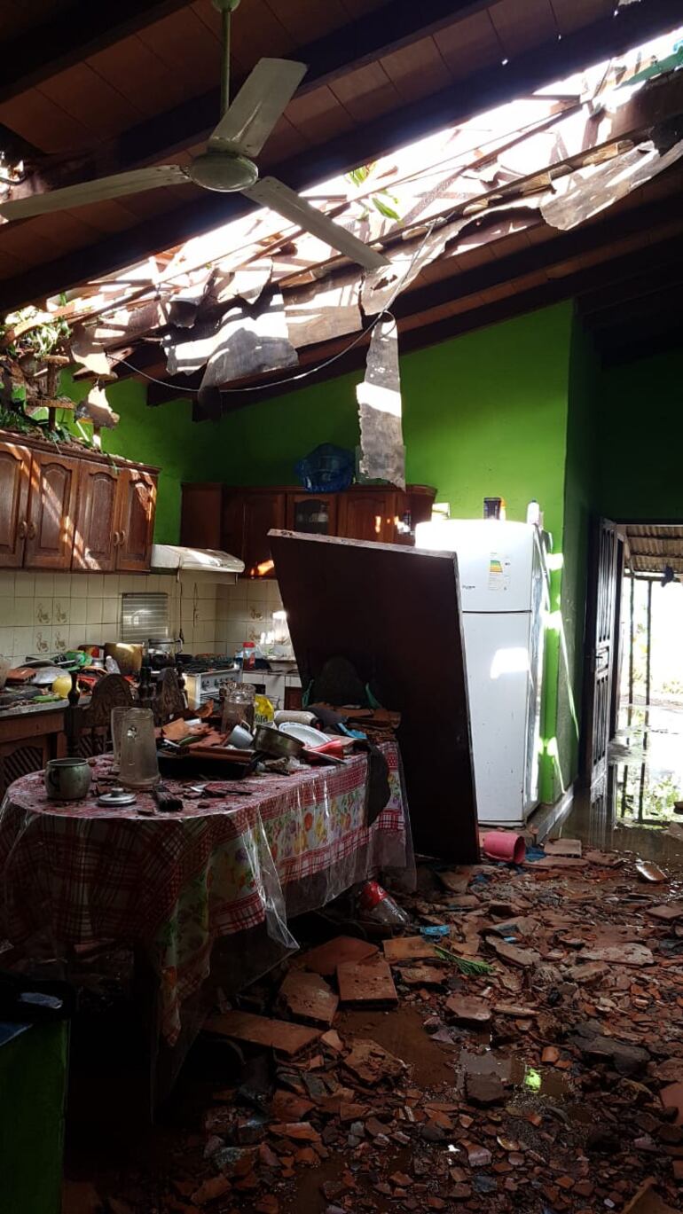 Una vivienda afectada por la antena de radio.