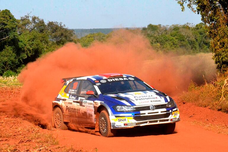 Miguel Zaldívar (h) y el argentino Diego Cagnotti tuvieron una primera etapa estupenda para ser los líderes del Rally de Colonias Unidas con el VW Polo GTI R5