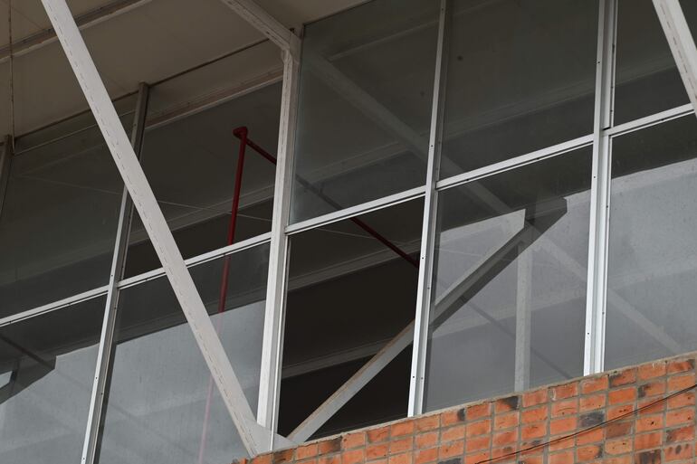 Ventanales del bloque C del Abasto se rompieron.