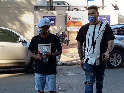 Antonio Galeano (i), refuerzo de Cerro Porteño, llegando a la revisión médica en el Sanatorio Migone de Asunción.