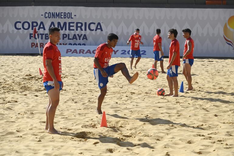 La selección nacional de fútbol playa (Los Pynandi) están listos para el debut esta tarde frente a Uruguay en el COP.