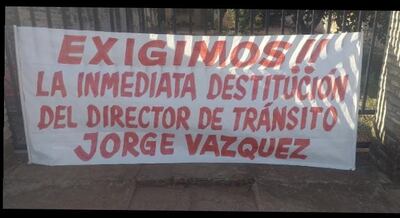 Con carteles frente a la Municipalidad de la ciudad de Caacupé, exigieron la destitución del Director del Tránsito.