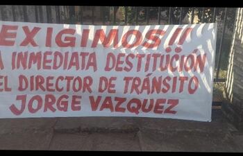 Con carteles frente a la Municipalidad de la ciudad de Caacupé, exigieron la destitución del Director del Tránsito.