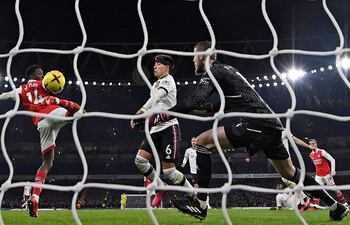 Eddie Nketiah anota de taco el tercer gol para el Arsenal ante Manchester United.