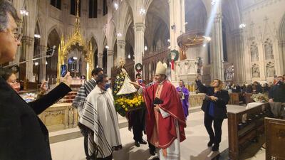 La imagen de la Virgen de Caacupé en la catedral de San Patricio en Nueva York, durante la misa celebrada por el obispo Gabriel Escobar en presencia de la colectividad paraguaya.