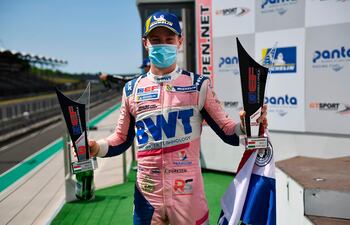 Joshua Duerksen con la bandera paraguaya y los trofeos de tercero y mejor rookie (novato), de la primera carrera de ayer en Hungría.