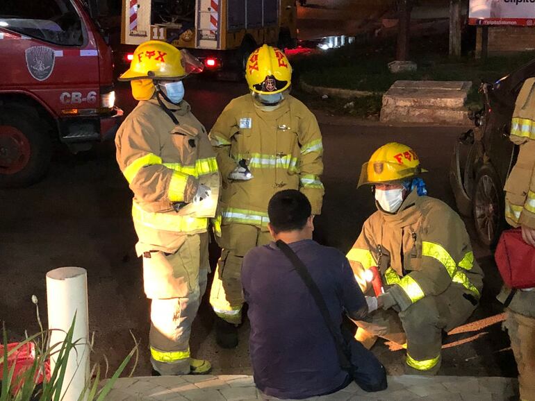 Bomberos asisten a uno de los conductores.