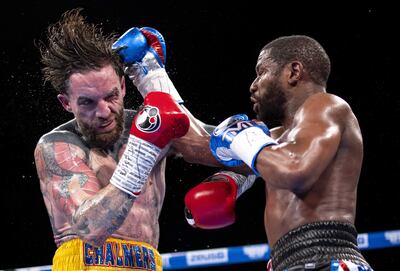 El boxeador norteamericano Floyd Mayweather dominó la pelea ante el británico Aaron Chalmers.