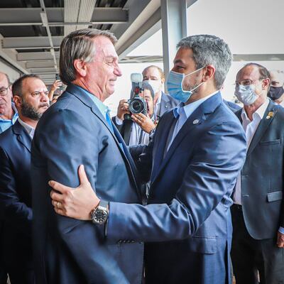 Jair Bolsonaro y Mario Abdo Benítez se saludan en Itaipú.