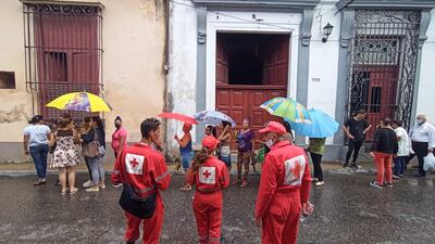 Personas acuden a rendir homenaje hoy, a los bomberos y personas fallecidas en el incendio de la base de supertanqueros de Matanzas (Cuba).