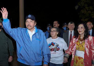 El presidente de Nicaragua, Daniel Ortega (i) y su esposa y vicepresidente Rocío Murillo (d)