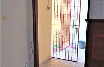 La puerta trasera de la sala de sesiones de la Junta Municipal fue secuestrada