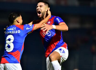 Leonardo Daniel Rivas (21 años) da rienda suelta a su emoción tras registrar el primer gol  en barrio Obrero. Lo acompaña Federico “Pachi” Carrizo (31).