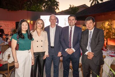 María Elena Matsumiya, directora titular ejecutiva, Blanca Brítez, gerente general, Santiago Weiler, gerente comercial, Elias Valiente, sub gerente general, y Víctor Maehara, presidente de Financiera Paraguayo Japonesa.