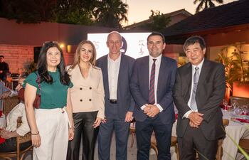 María Elena Matsumiya, directora titular ejecutiva, Blanca Brítez, gerente general, Santiago Weiler, gerente comercial, Elias Valiente, sub gerente general, y Víctor Maehara, presidente de Financiera Paraguayo Japonesa.