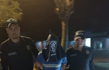 Así fue llevado anoche el dirigente payista Nolberto Rolón Báez, tras ser detenido por la Policía