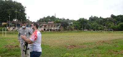 César Doldán (derecha) en la plaza Lenteros Unidos del barrio San Rafael, donde se realizará una de las obras.
