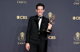 Josh O'Connor posa con el Emmy al Mejor Actor Dramático, que obtuvo por su interpretación del Príncipe Carlos en la serie "The Crown".