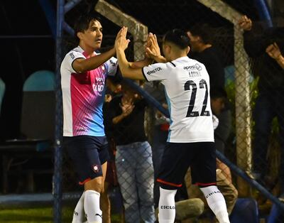 Claudio Aquino congratula a Marcelo  Moreno Martins, quien llegó a su sexto gol en el Ciclón.