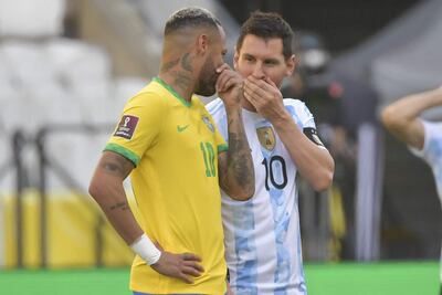 Neymar y Messi conversando durante el clásico Brasil-Argentina, que fue suspendido en el 2021.