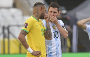 Neymar y Messi conversando durante el clásico Brasil-Argentina, que fue suspendido en el 2021.