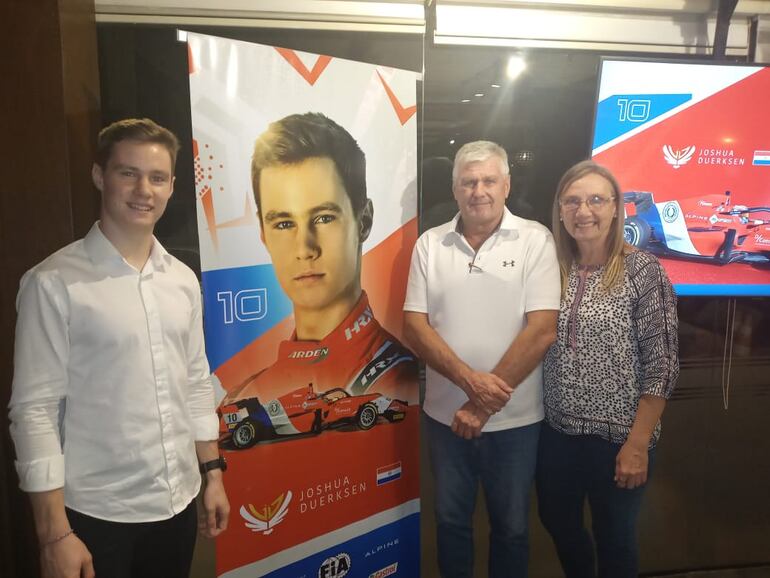 El piloto paraguayo acompañado de sus padres