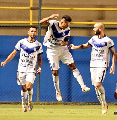 El festejo de Jorge Cáceres y comparten la celebración Marcos Martinich (4) y Jorge Sanguina.