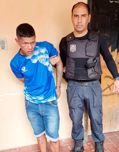 Amado Enrique Melgarejo Duré, alias Tyson, custodiado por el subcomisario Christian Lugo, subjefe de la comisaría 5ª de Chacarita.