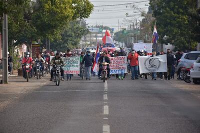 Manifestación de pescadores de Ayolas en rechazo al proyecto del senador liberal.