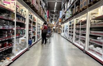 Una clienta compra hoy en un mercado de Sao Paulo (Brasil). La inflación de Brasil se dispara impulsada por la subida de los precios de los combustibles y por la crisis energética que vivió el país por la falta de lluvias, informó el Gobierno.