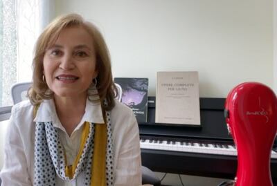 Gracias a la tecnología, la guitarrista paraguaya Berta Rojas compartirá hoy una selección musical desde su casa conectándose con su público, con compositores y músicos de diferentes países.