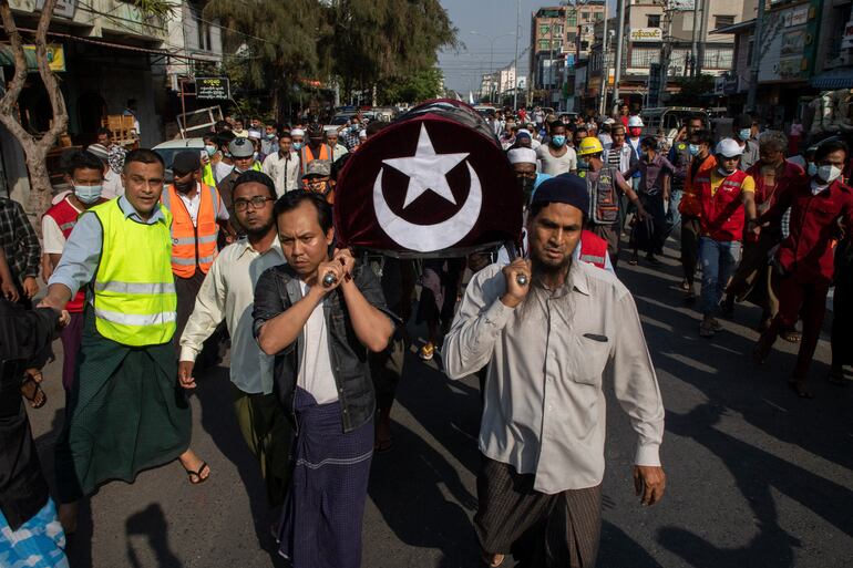 El féretro de una mujer musulmana fallecida durante una manifestación ontra el golpe militar en Birmania es alzado en procesión en Mandalay, este lunes.