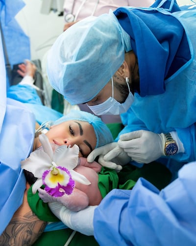 Tierna postal. Yailin y Anuel recibiendo a su hija Cattleya.