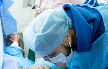 Tierna postal. Yailin y Anuel recibiendo a su hija Cattleya.