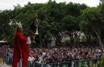 En la Basílica de Caacupé se pudo visualizar una gran cantidad de fieles y visitantes que acudieron para participar de la santa misa.