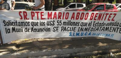Funcionarios de la Municipalidad de Asunción exigen que el Estado salde su deuda con la Comuna.