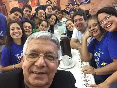 Cardenal Adalberto Martínez compartiendo con jóvenes paraguayos. (Fuente Twitter).