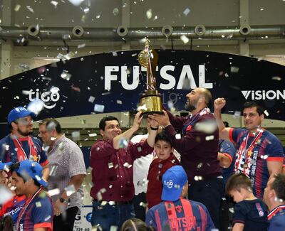 El presidente de Cerro Porteño, Raúl Zapag, con la Copa y los miembros del departamento de Futsal del Ciclón.