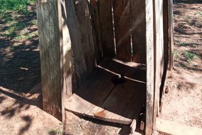 Letrina de la escuela 12678, de Ypehú. Así  no hay condiciones para dar clases, según Sinadi.