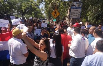 Funcionarios del Mades se manifestaron sobre Madame Lynch para exigir la promulgación de la Ley 7012.