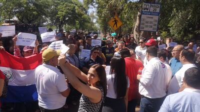 Funcionarios del Mades se manifestaron sobre Madame Lynch para exigir la promulgación de la Ley 7012.