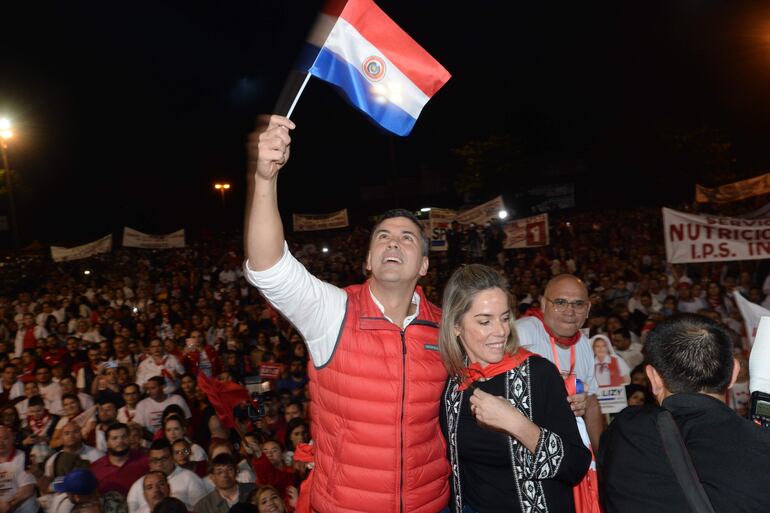 El candidato a la Presidencia de Paraguay por el Partido Colorado oficialista Santiago Peña Palacios y su esposa Leticia Ocampos saludan a cientos de simpatizantes durante el acto de cierre de su campaña, en la ciudad de Asunción (Paraguay).