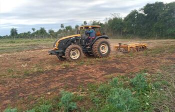 Al tractor se lo vio trabajar en una finca privada en la compañía Potrero.