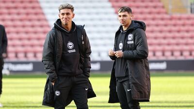 Julio Enciso (d) estuvo en el banco en la victoria del Brighton ante el Southampton.