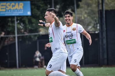 José Lezcano, autor del segundo gol de Sport Colombia, celebra su tanto con Guillermo Vázquez, en el triunfo de ayer sobre Sport Colonial (Foto: APF)