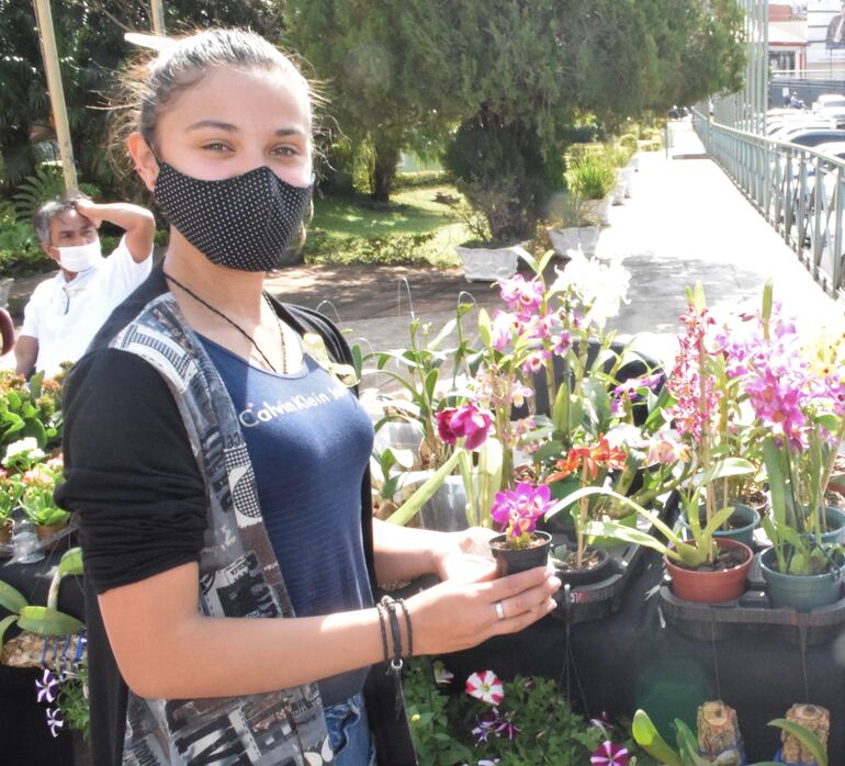 Plantas ornamentales y plantines de árboles nativos estarán para la venta en la feria agropecuaria.