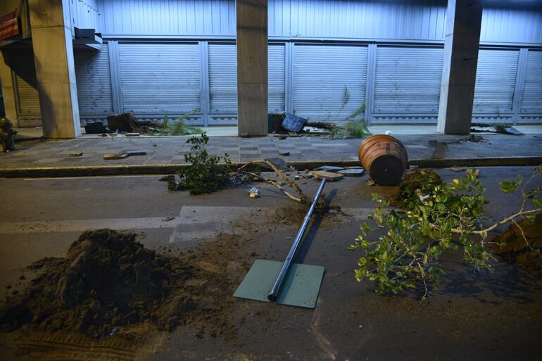 Macetas y señales de tránsito fueron destruidas sobre la calle Palma, frente al local de Unicentro. 