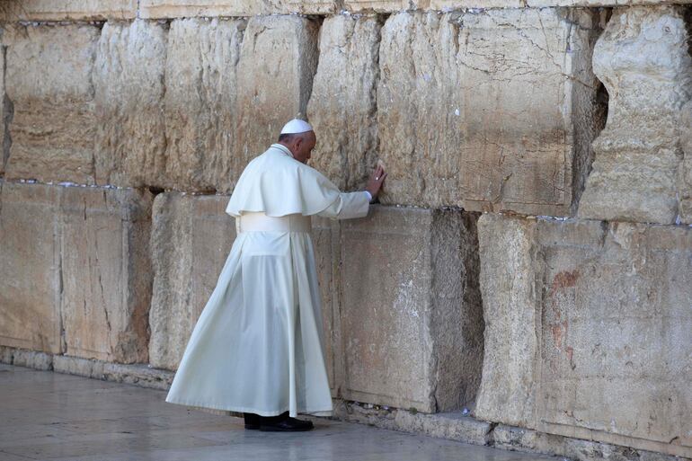 Francisco, el pontífice argentino ora junto al Muro de los Lamentos, en Jerusalén, Israel. 